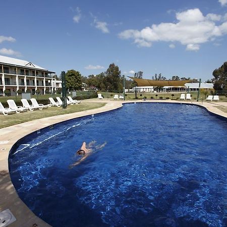 Hotel Yarrawonga Mulwala Golf Club Exterior foto The pool at the Club Hotel