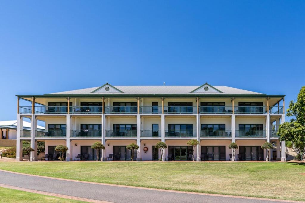 Hotel Yarrawonga Mulwala Golf Club Exterior foto The Village, 2016