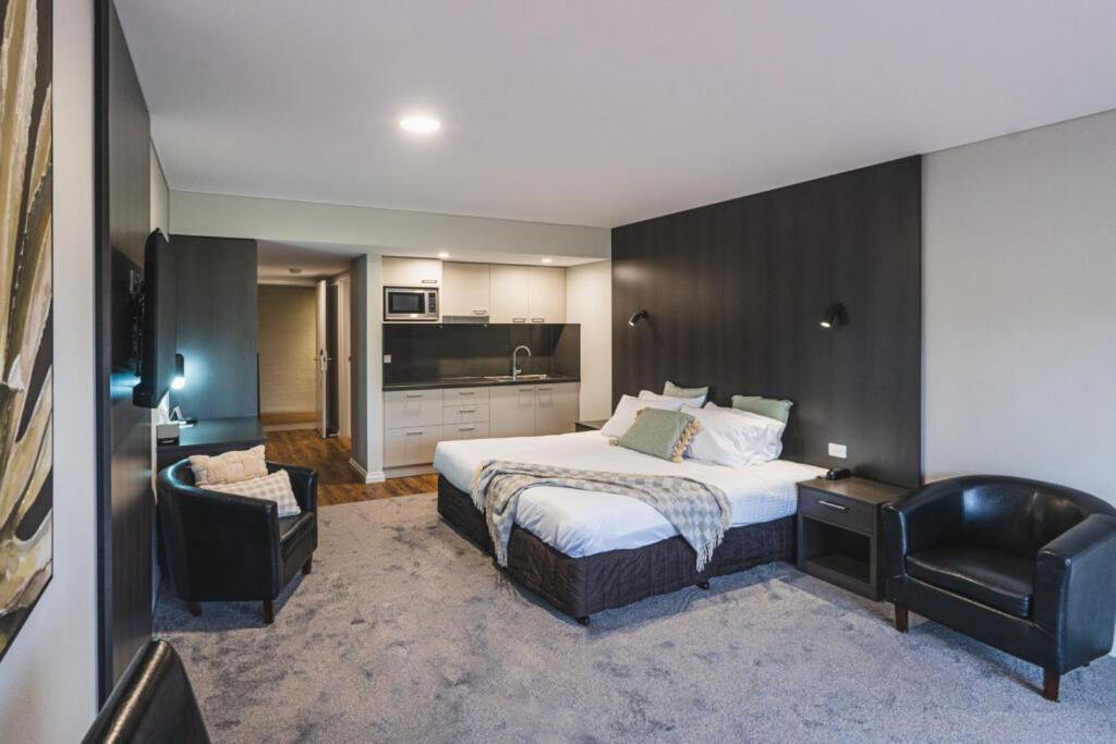 Hotel Yarrawonga Mulwala Golf Club Exterior foto A typical studio apartment