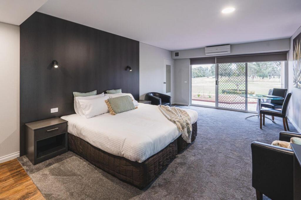 Hotel Yarrawonga Mulwala Golf Club Exterior foto A suite at the hotel