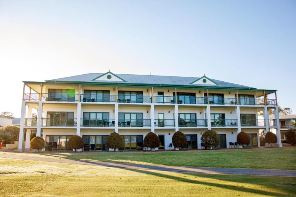 Hotel Yarrawonga Mulwala Golf Club Exterior foto The clubhouse at the Links Lady Bay Golf Course