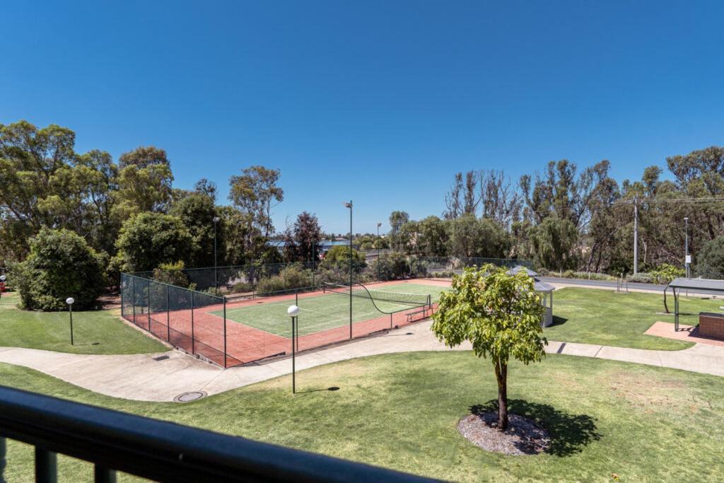 Hotel Yarrawonga Mulwala Golf Club Exterior foto Tennis and netball courts at the University of South Australia's City Campus