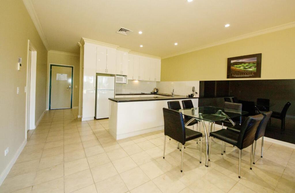 Hotel Yarrawonga Mulwala Golf Club Exterior foto A kitchen in a typical apartment