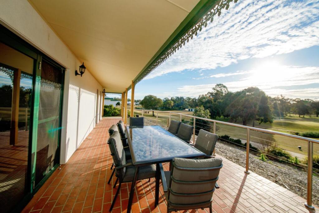 Hotel Yarrawonga Mulwala Golf Club Exterior foto A balcony in Australia