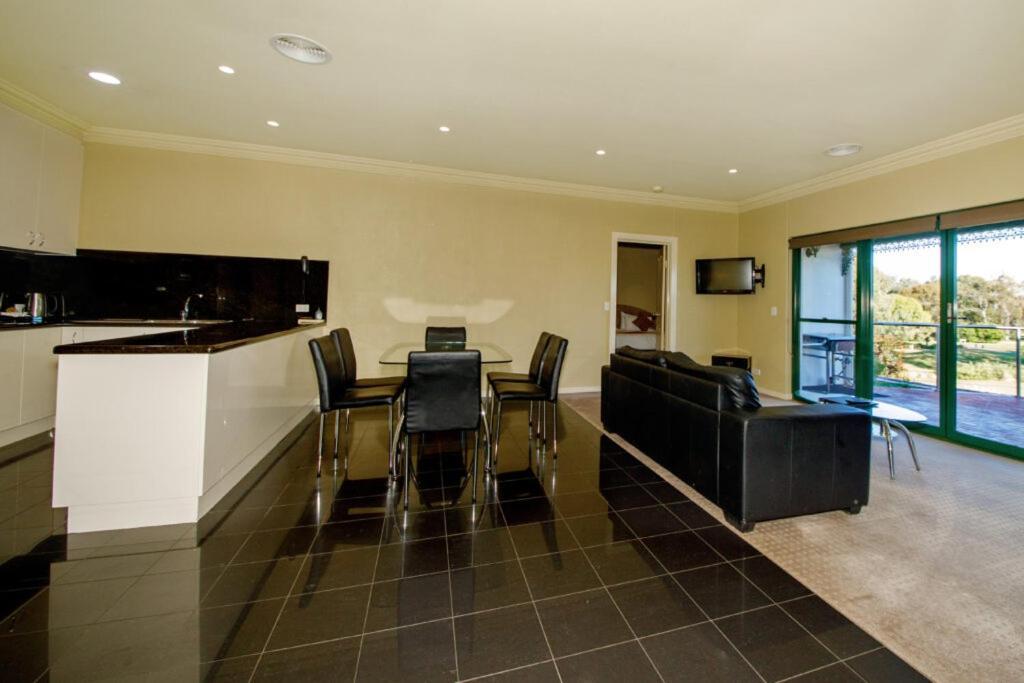 Hotel Yarrawonga Mulwala Golf Club Exterior foto A typical apartment at the hotel